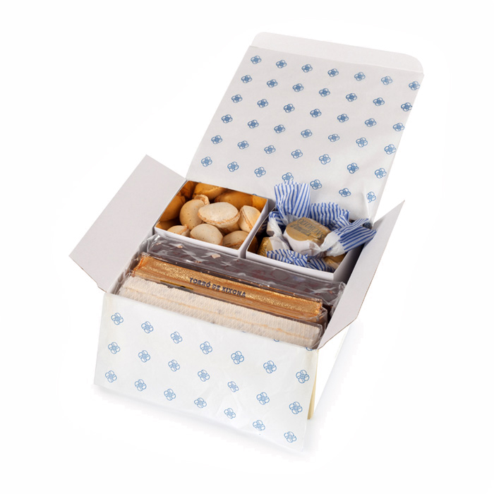 Caja de cartón con 3 barras 400grs y 2 cubos de dulces
